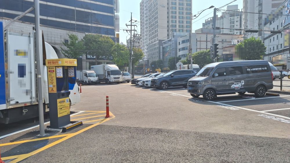 인천 부평구 부흥로터리 노상공영주차장의 무인정산기와 주차 구역
